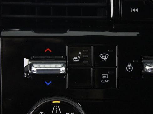 Certified 2025 Nissan Armada SL RWD image 32