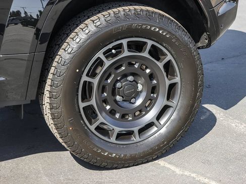 New 2026 Land Rover Defender 110 AWD/4WD image 10