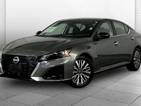 Used 2025 Nissan Altima 2.5 SV image 12