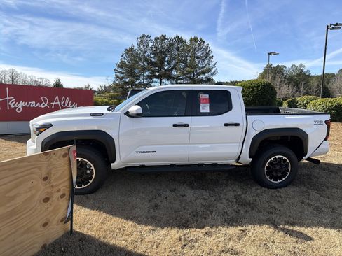 New 2025 Toyota Tacoma TRD Off-Road AWD/4WD image 4