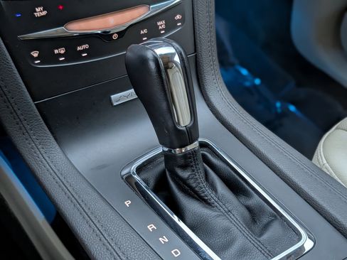 Used 2018 Lincoln MKT AWD image 17