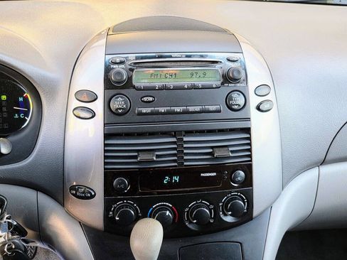 Used 2010 Toyota Sienna LE FWD image 8