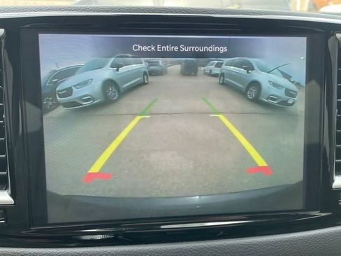 Used 2024 Chrysler Pacifica Touring-L image 27