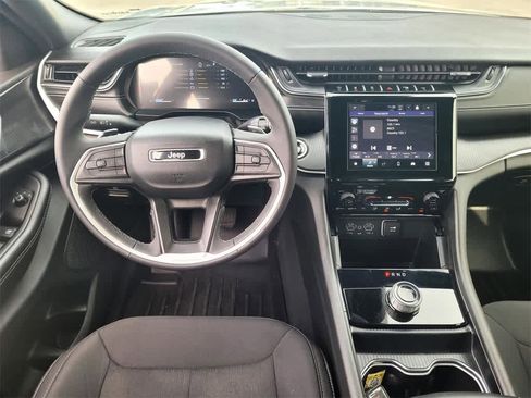 Used 2024 Jeep Grand Cherokee Laredo X image 13