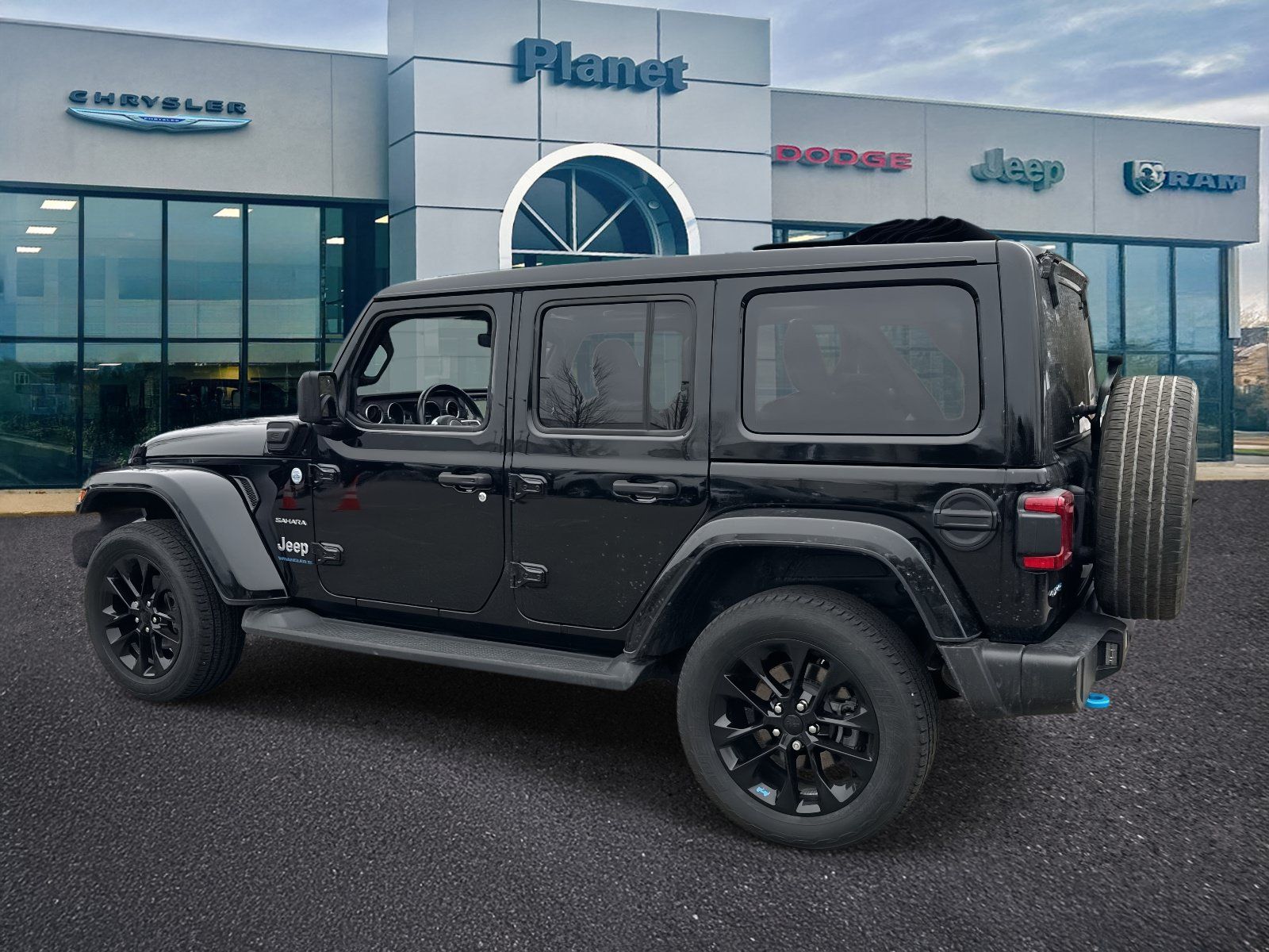 Used 2023 Jeep Wrangler Unlimited Sahara w/ Cold Weather Group AWD/4WD image 3