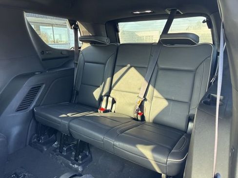 Used 2023 GMC Yukon SLT w/ SLT Luxury Package image 14