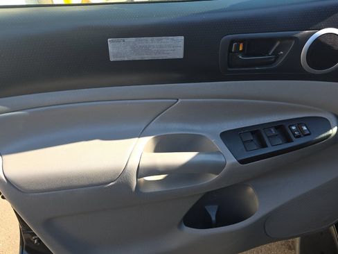 Used 2013 Toyota Tacoma 4x4 Double Cab w/ TRD Off-Road Pkg image 12