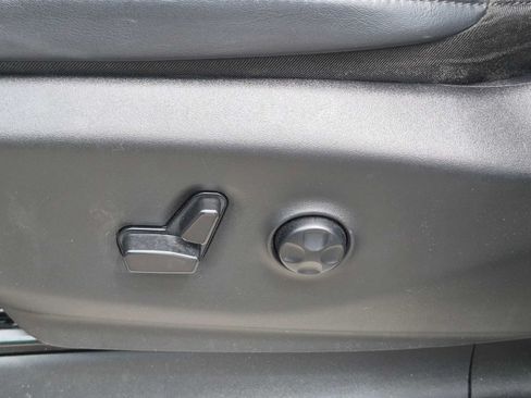 Used 2023 Chrysler Pacifica Touring-L FWD image 15