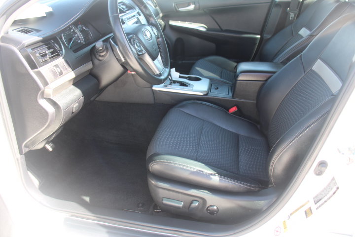 Used 2014 Toyota Camry SE FWD image 11