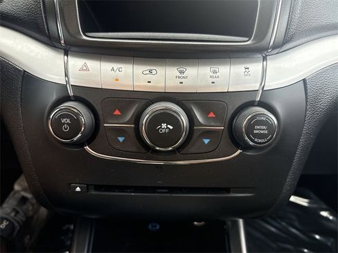 Used 2019 Dodge Journey SE image 18
