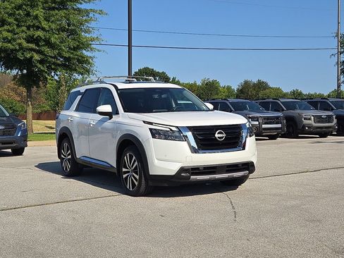 Used 2025 Nissan Pathfinder Platinum w/ Cargo Package AWD/4WD image 1