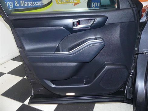 Used 2021 Toyota Highlander XLE image 24