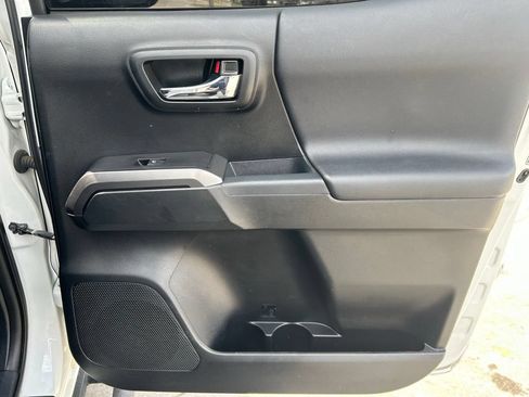 Used 2018 Toyota Tacoma TRD Off-Road AWD/4WD image 27