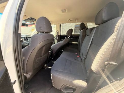 Used 2019 Kia Sorento AWD V6 image 14