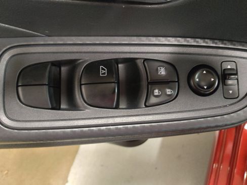 Used 2025 Nissan Versa SV FWD image 27