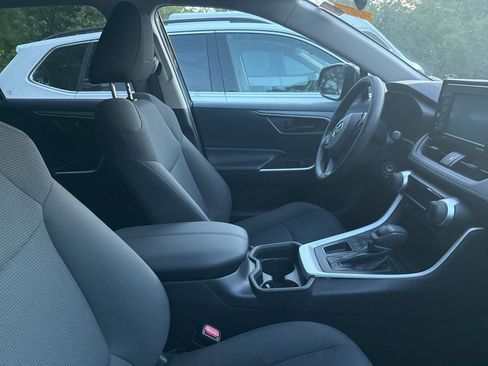 Used 2020 Toyota RAV4 LE image 10