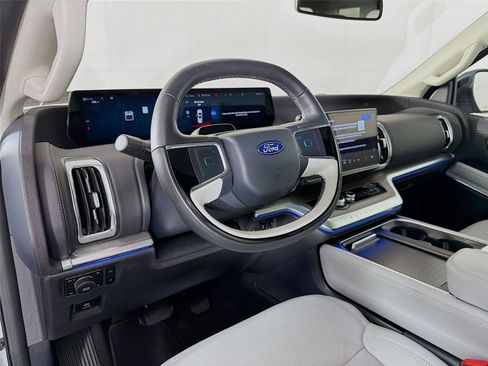 Used 2025 Ford Expedition Max Platinum AWD/4WD image 9
