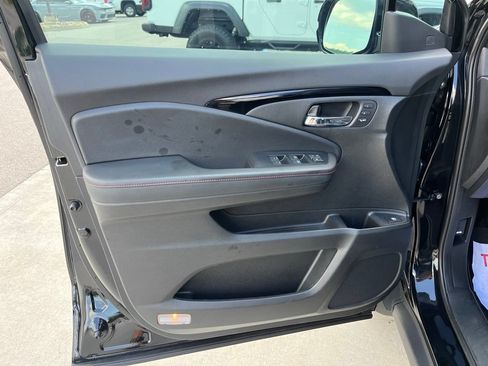 Used 2025 Honda Ridgeline Black Edition image 6