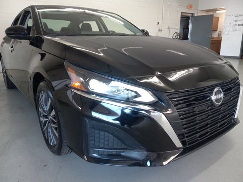 Used 2024 Nissan Altima 2.5 SV w/ SV Premium Package image 5