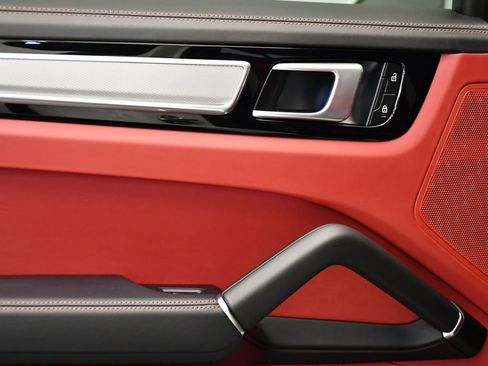 Used 2023 Porsche Cayenne Platinum Edition image 43