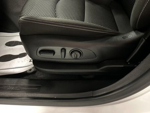 Used 2024 GMC Terrain SLE w/ Driver Convenience Package FWD image 13