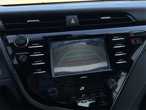 Used 2020 Toyota Camry SE image 18