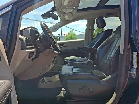 Used 2019 Chrysler Pacifica Limited w/ Tire & Wheel Group FWD image 15