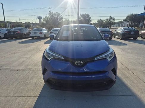 Used 2019 Toyota C-HR XLE FWD image 3