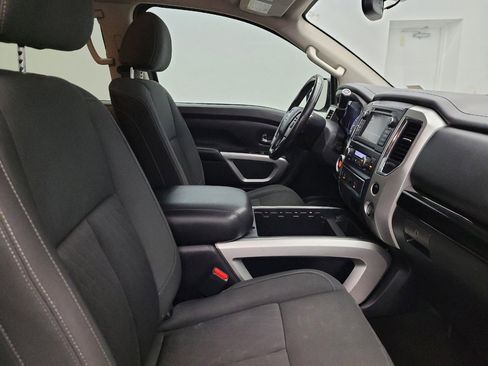 Used 2019 Nissan Titan SV w/ SV Convenience Package image 21
