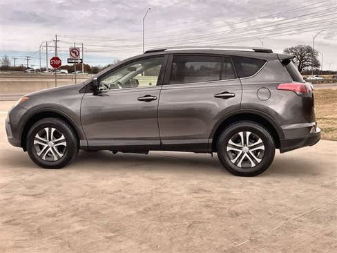 Used 2018 Toyota RAV4 LE image 4