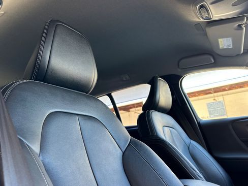 Used 2021 Volvo XC40 T5 Momentum w/ Premium Package image 21