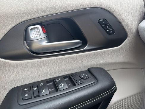Used 2024 Chrysler Pacifica Touring-L image 23