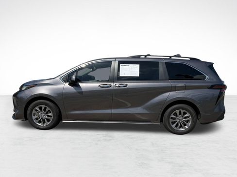 Used 2023 Toyota Sienna XLE FWD image 2