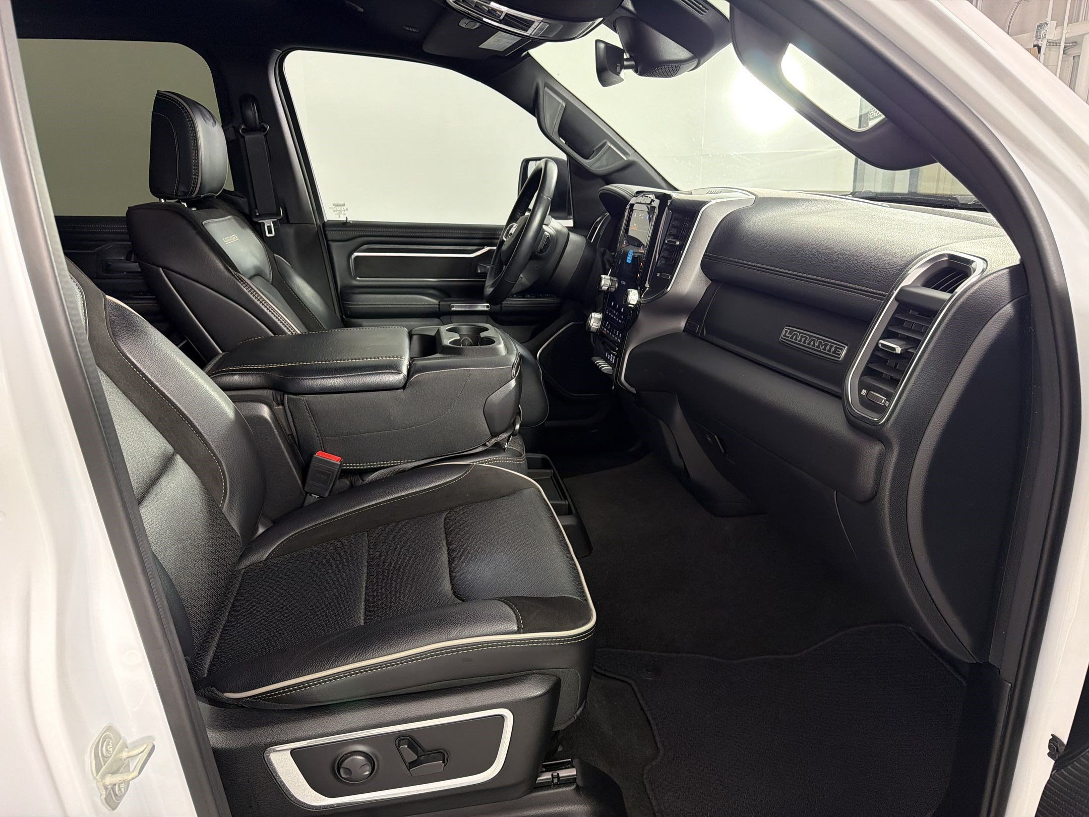 Used 2024 RAM 1500 Laramie AWD/4WD image 23