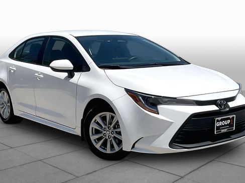 Used 2025 Toyota Corolla LE w/ LE Premium Package FWD image 3