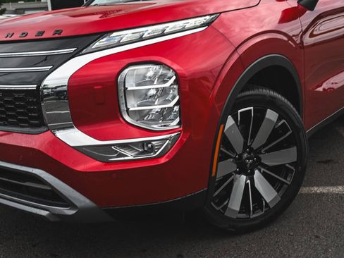 New 2025 Mitsubishi Outlander SE image 32