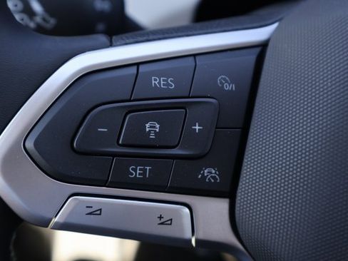 Certified 2025 Volkswagen Taos SE image 20