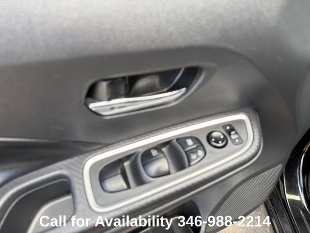 Used 2020 Nissan Versa SR FWD image 11