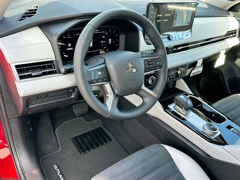 New 2025 Mitsubishi Outlander SE image 6