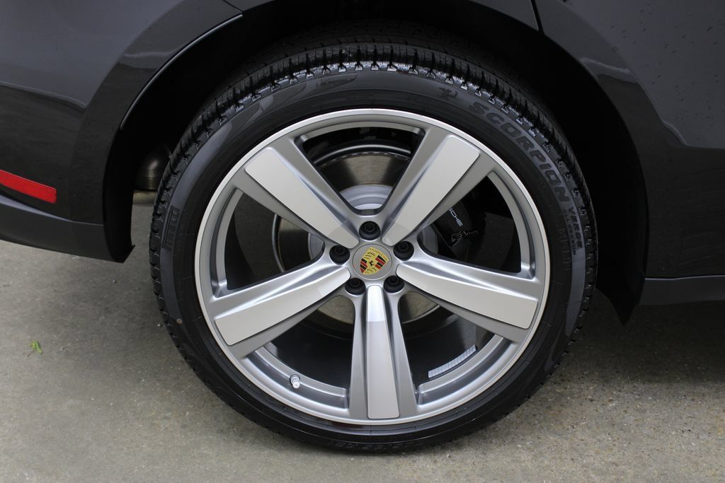 Certified 2025 Porsche Macan AWD/4WD image 14