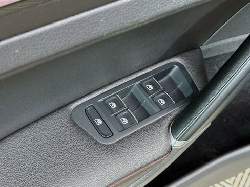 Used 2017 Volkswagen GTI SE image 17