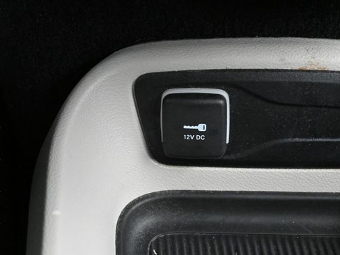 Used 2023 Chrysler Voyager LX image 29