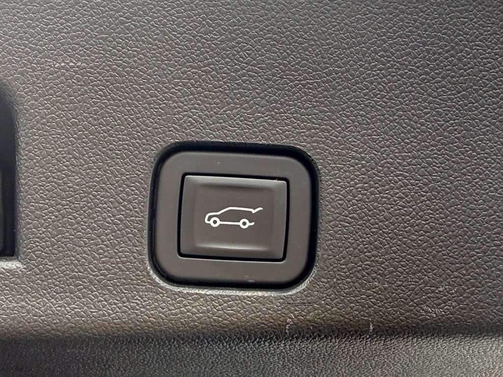 Used 2025 Buick Enclave Preferred AWD/4WD image 16