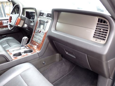 Used 2011 Lincoln Navigator 4WD image 24