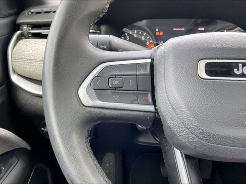 Used 2024 Jeep Compass Latitude image 11