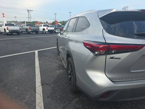Used 2023 Toyota Highlander XLE FWD image 2