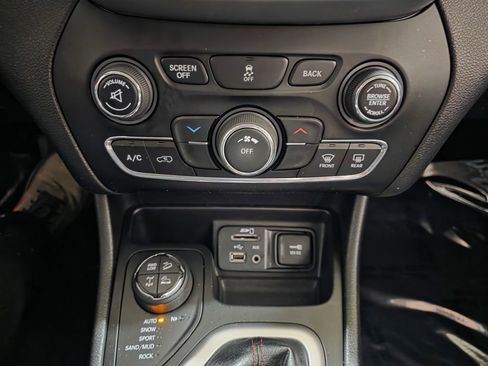 Used 2017 Jeep Cherokee Trailhawk image 21
