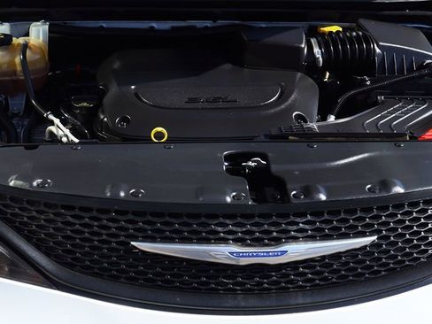 Used 2020 Chrysler Voyager L image 57