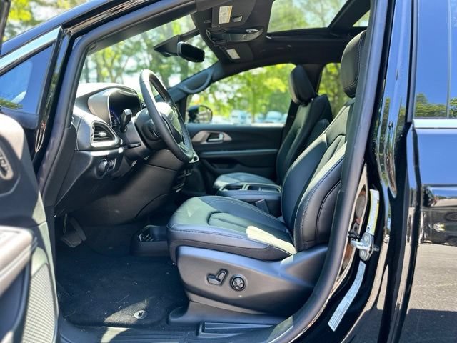 New 2027 Chrysler Pacifica Select w/ Family Tech Group AWD/4WD image 10