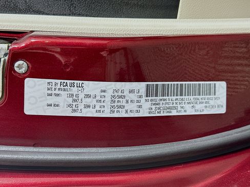 Used 2017 Chrysler Pacifica Limited w/ UConnect Theater Package FWD image 33